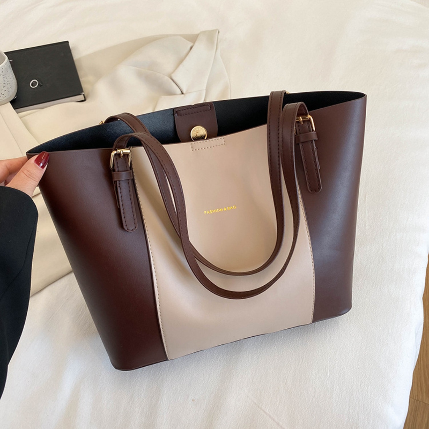 

Sac Fourre-Tout Élégant pour Femme - Grande , Sac à Épaule & à Main avec Bandoulière Réglable, Marron Foncé & Crème, Parfait pour ou le Shopping