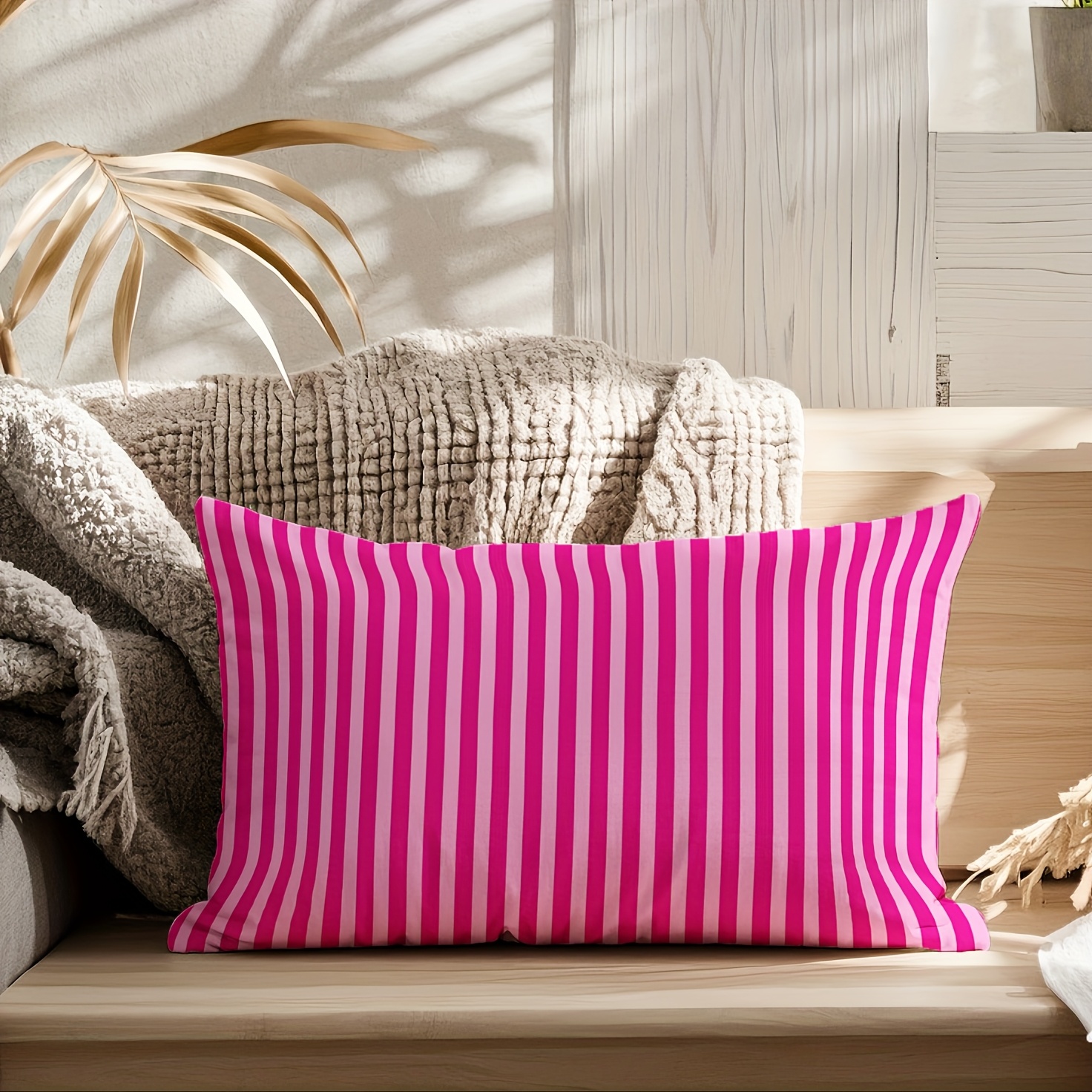 E-shop Ein quadratischer dekorativer Kissenbezug mit rosa-weißen Streifen - Mit einem modernen, kurzen Plüsch-Reißverschluss-Design - Geeignet für