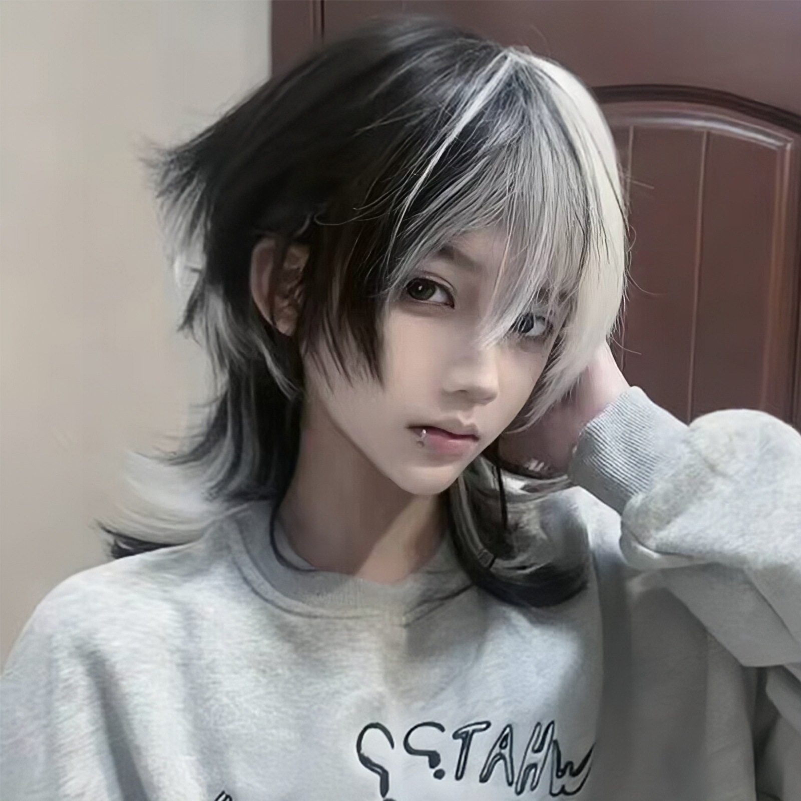 TEMU 【商品名】黒と白のツートン、シームレスなデザイン、狼の尻尾付きのショートヘア侍ウィッグ。男女兼用のフルヘッドピースとして最適。