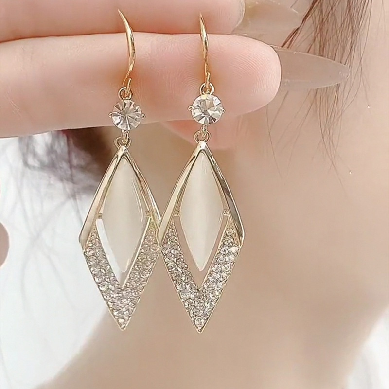 

2pcs Women's Geometric Light Luxury Fashionable And Sophisticated Earrings Suitable For And Wives