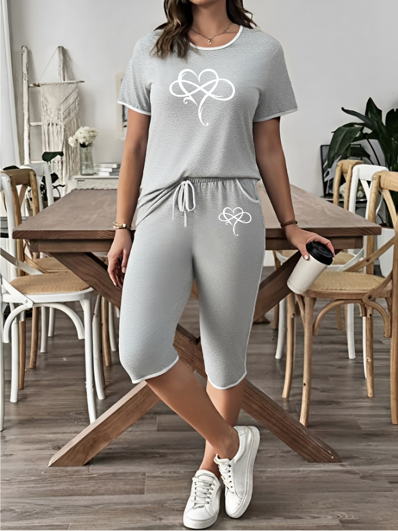Ensemble Détente Grande Taille — Imprimé Cœur Grande Taille - Grande Taille - 1 Ensemble Printemps Été Mode Grande Taille Tenue Femme Manches Courtes Col Rond Imprimé Cœur Ruché Pantalon Capri Ample avec Poches Vêtement Décontracté Streetwear