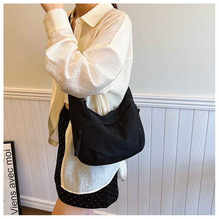 Borsa hobo in tela con nappe e tracolla larga regolabile_voghion.com