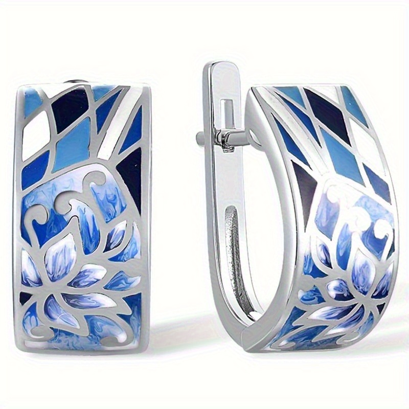 E-shop Ein Paar elegante Vintage-Style Creolen für Damen, mit einem blauen Blumendesign, für den , Partys und als künstlerisches Geschenk.
