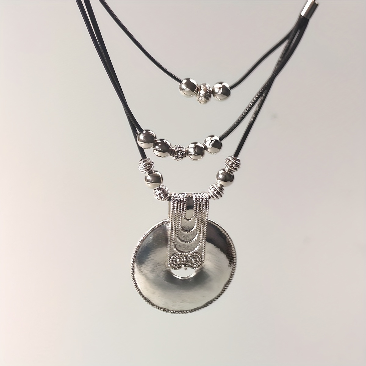TEMU Collier rond bohème minimaliste multicouche avec bijoux vintage, comprenant un pendentif circulaire creux et un design de perles
