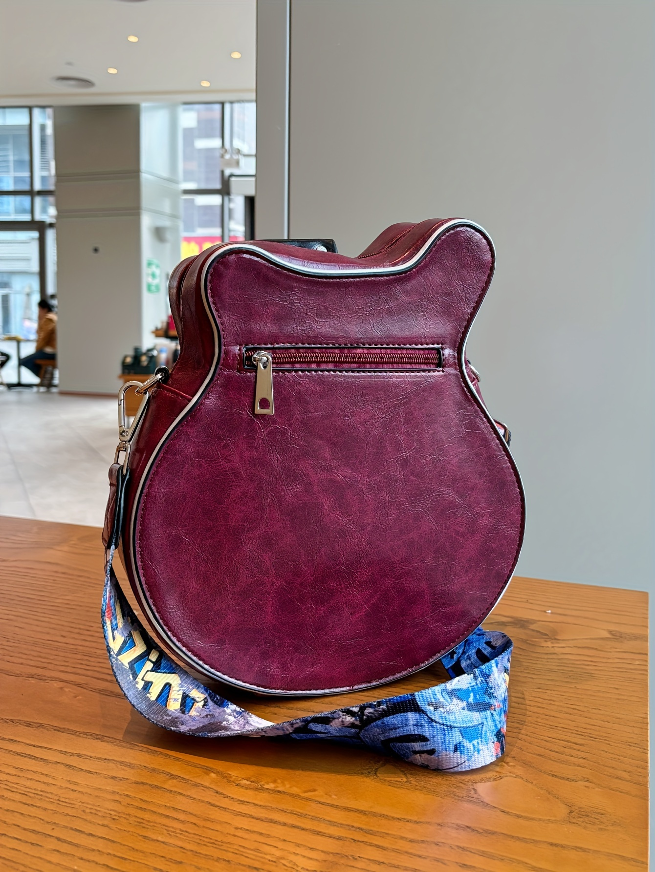 Distinctive Creative Y2K Hot American Style  Guitar Shaped Bag Beth Guitar Shaped Bag Shoulder Bag Crossbody Bag Fashionable Chain Rivet Decoration Color Contrast Wide Shoulder Strap Women's Bag Street Unisex Bag
