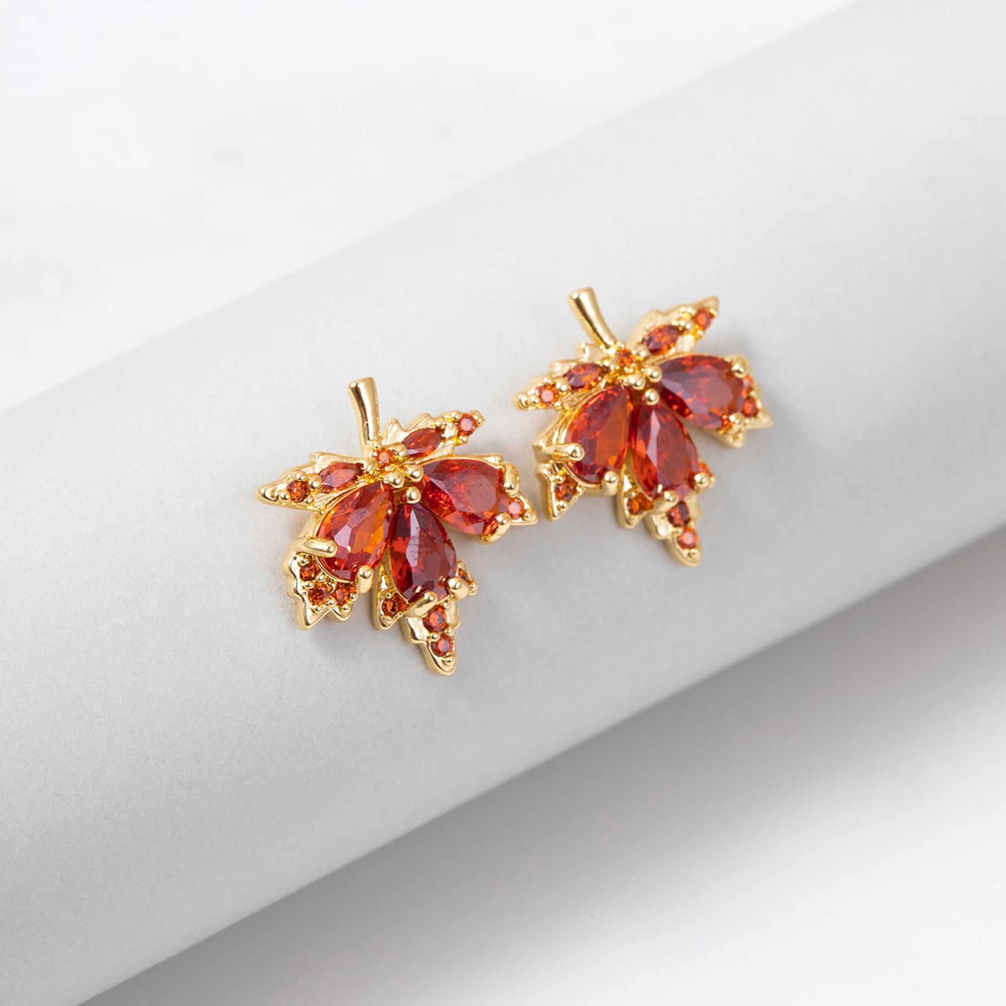 TEMU Une paire de clous d'oreilles tendance pour femme, style vintage élégant, de feuille d'érable rouge-orangé avec incrustation de cuivre et