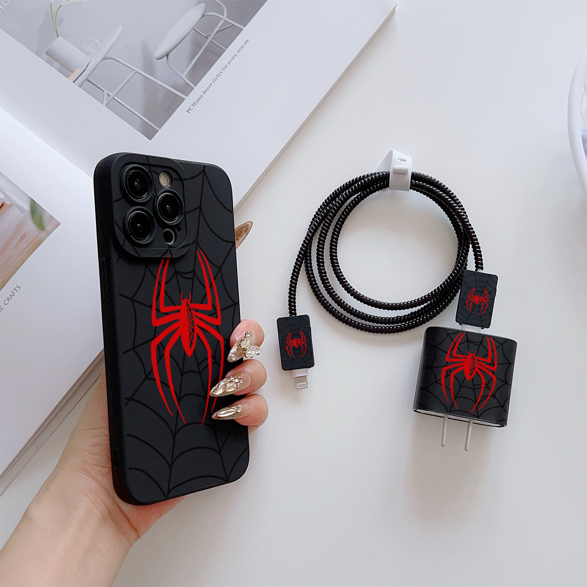 Un set de 6 piezas que incluye un diseño de funda para teléfono de araña negra y roja, cubierta para el cargador, protector de cable, correa de almacenamiento y correa de protección para la línea de datos, hecho de TPU para protección contra caídas