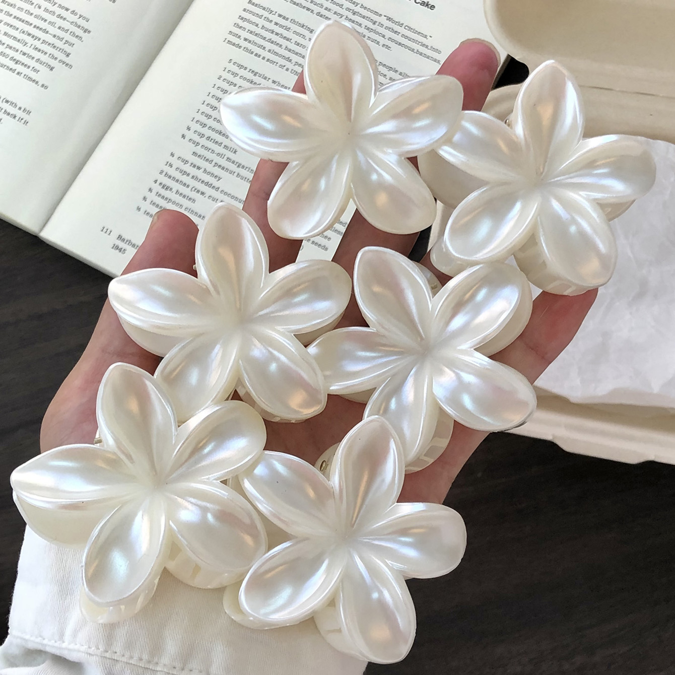 6pcs Set White Flower Hair Claw Clips, Elegant And Shark Clips For Women's High Ponytails, Suitable For Daily Shopping And Travel Wear