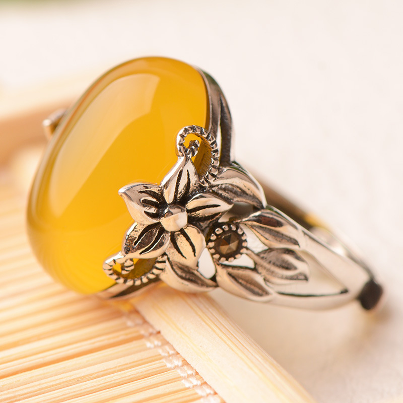 TEMU Un anneau élégant et atmosphérique en jaune avec un large visage dominant pour femmes, idéal comme bracelet cadeau pour les fêtes.