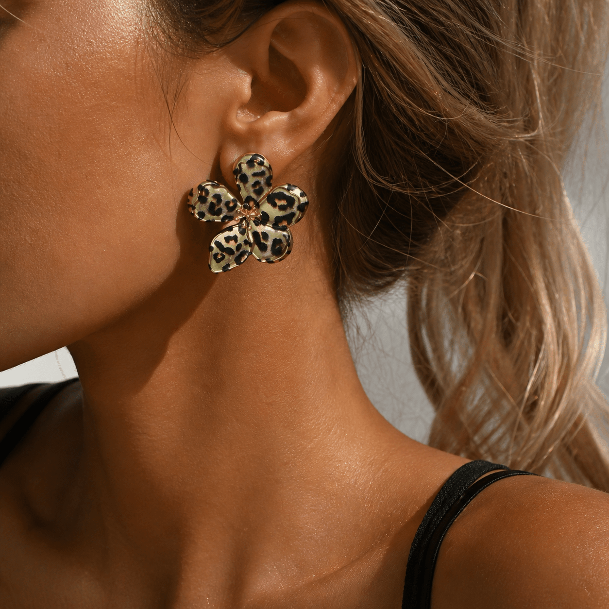 Image of 1 Pair Of Random Leopard Print Bohemian Floral Stud Earrings For Women, Suitable For Daily Wear, Vacations, And Parties. Ideal As A Birthday Gift Or Valentine's Day Present