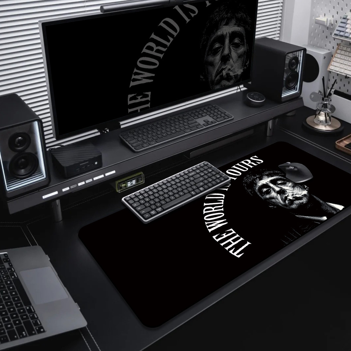 E-shop Verlängertes Gaming-Mauspad und PC Desktop Tastaturpad | Dunkel Schwarz, Rutschfeste Gummibasis, Polyesteroberfläche, Langlebig,