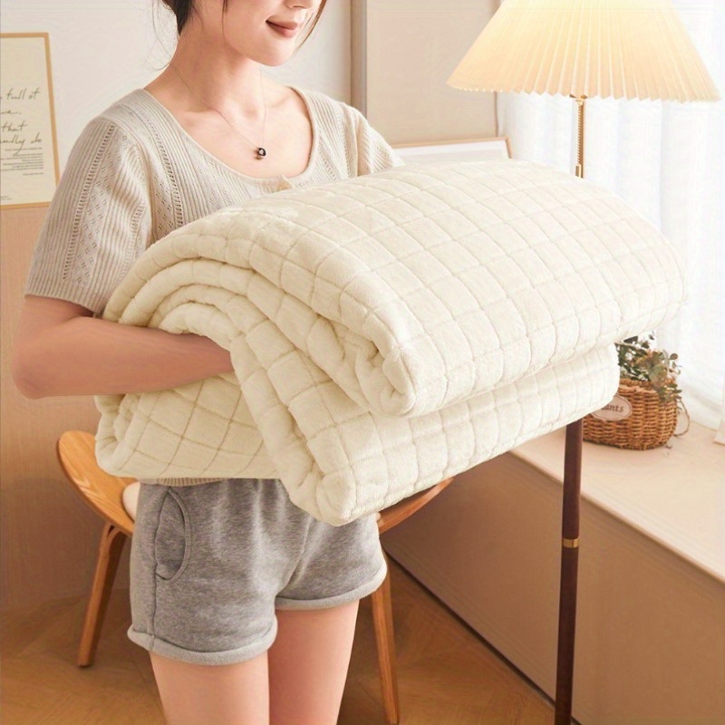 Image of This Light Cream Weighted Blanket Measures 140x200 Cm And Weighs 10 Kg, Designed To Mimic 10% Of Weight. Its Compact, That The Weight Is Spread Over