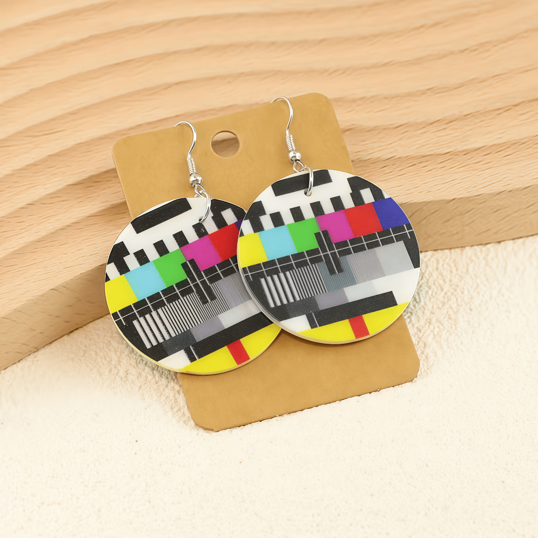 A Pair Of Designed Circular Earrings. Of The Earrings Is Printed With A Test Image Pattern, Presenting The Image Effect When Is On The Tv, With A Strong Sense Of Retro Technology. Combining R