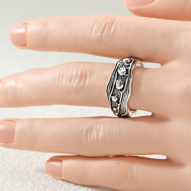 Vintage Pea-Shaped Ring with Three-Dimensional Texture Patterns