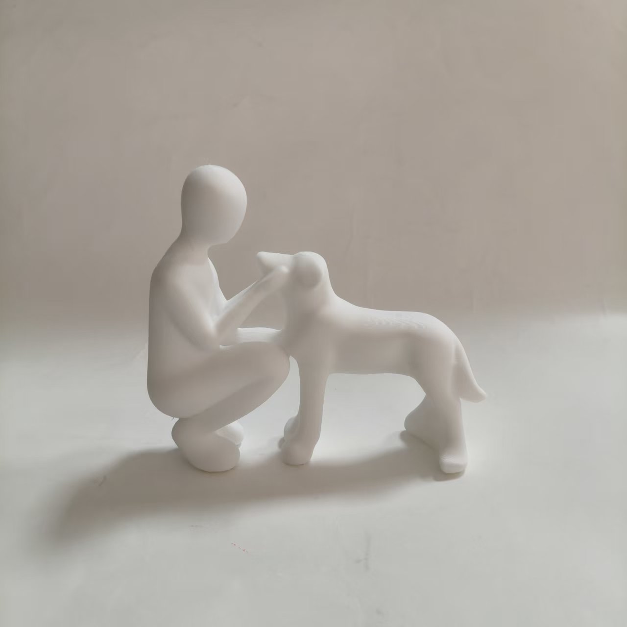 E-shop 1 Stück Interaktive Plastik-Hundefigur Statue - Elegant geeignet für Deko, Moderne Haustier-Themen Regaldekoration mit minimalistischem Welpen,