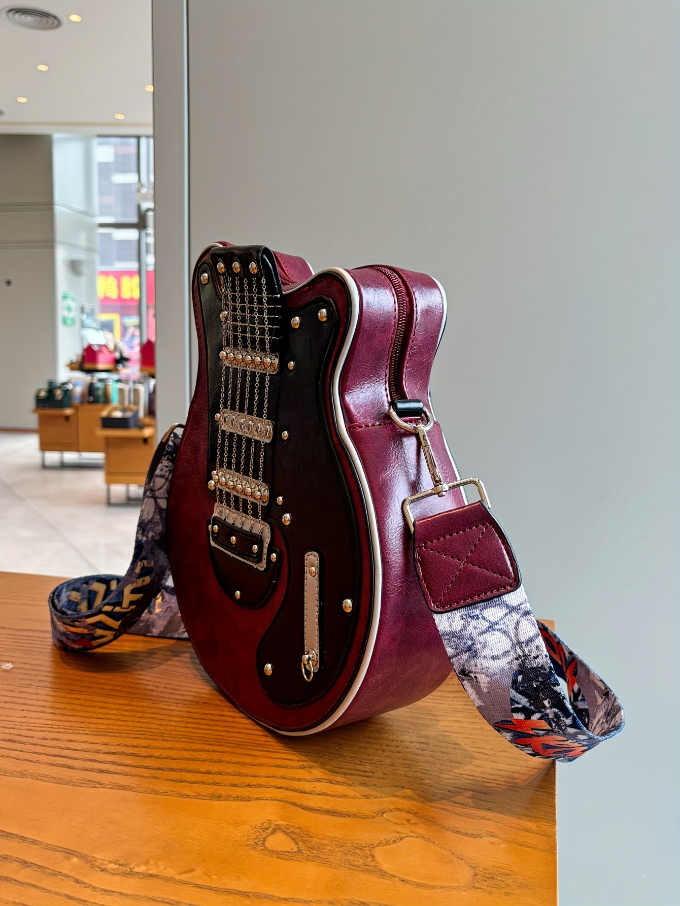 Distinctive Creative Y2K Hot American Style  Guitar Shaped Bag Beth Guitar Shaped Bag Shoulder Bag Crossbody Bag Fashionable Chain Rivet Decoration Color Contrast Wide Shoulder Strap Women's Bag Street Unisex Bag