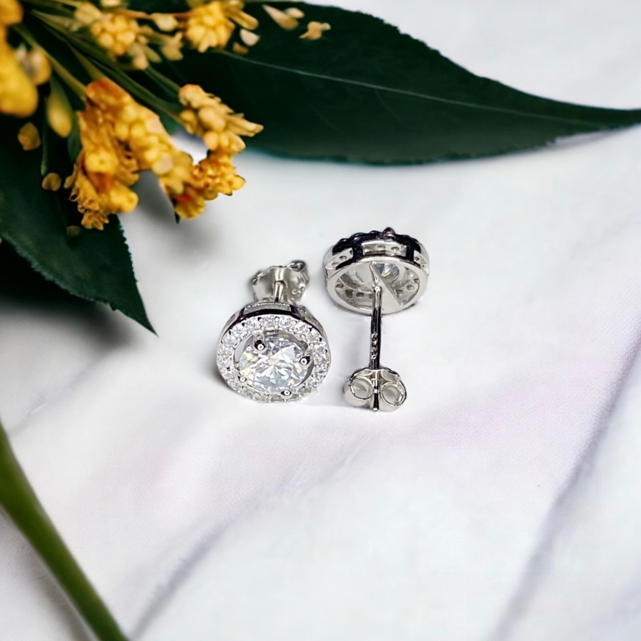 Women's Chic Round Cut White Moissanite Stud Earrings, Festive Gift