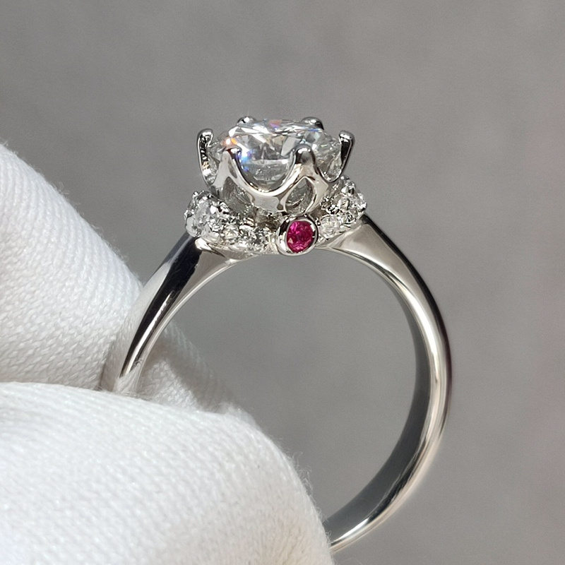 1pc Stylish White Moissanite Crowned Ring in 925 Silver