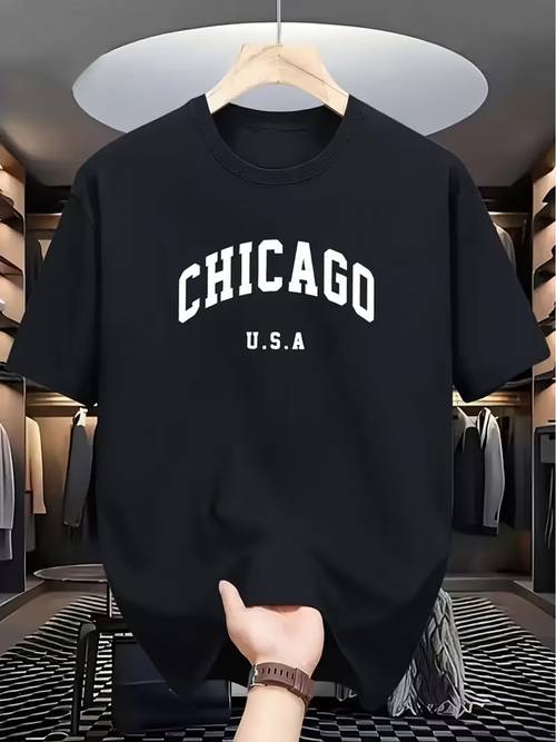Nouveau T-shirt d'été à manches courtes pour homme sur le thème de Chicago, États-Unis. Le tissu est doux pour la peau et respirant, avec un col ras du cou classique et une coupe ample qui convient à toutes les morphologies. L'avant présente une impression de lettres incurvées de style vintage