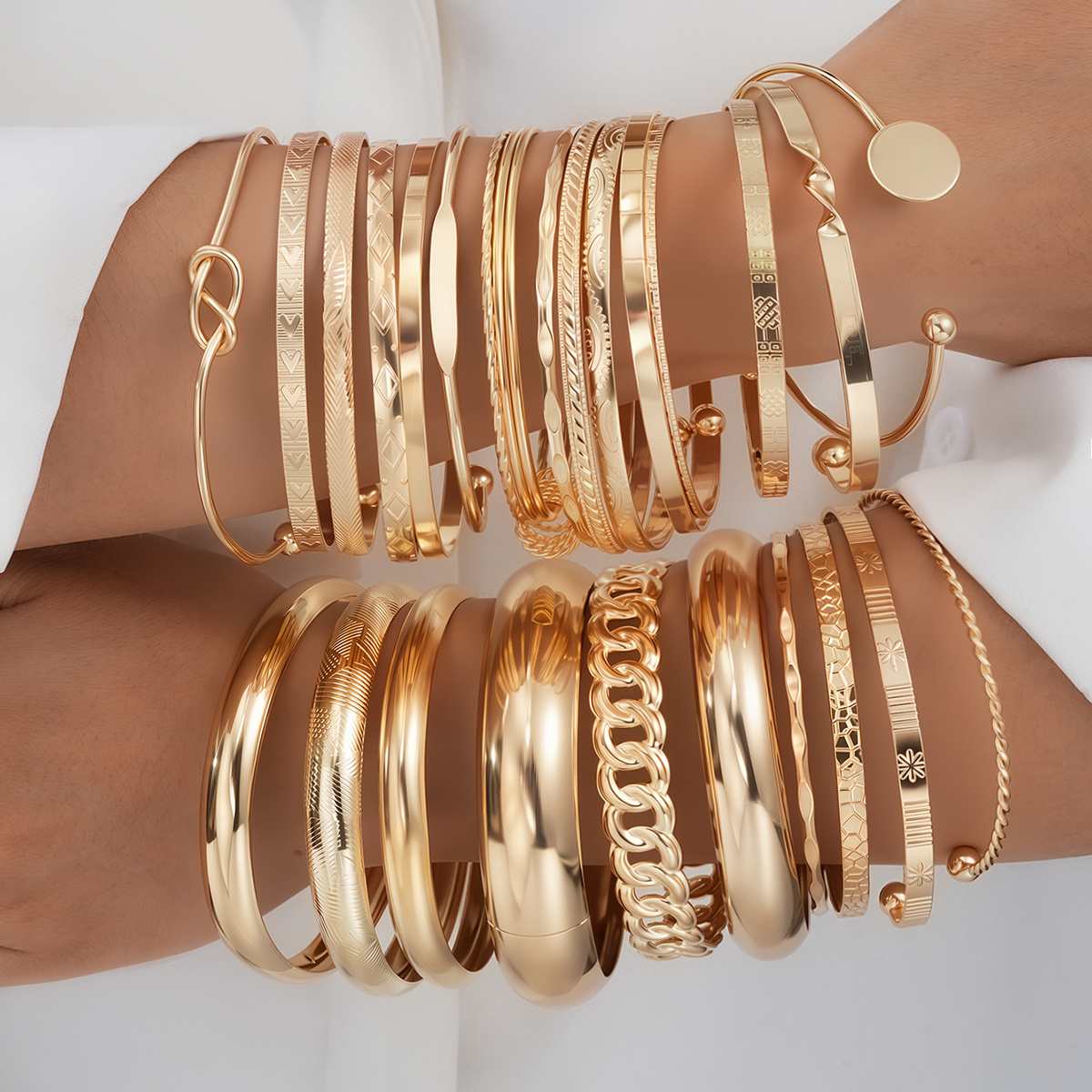 E-shop 25-teiliges Armband-Set für Damen, vergoldete offene Armreifen aus Metall, glänzend, Vintage-Druck, spiralförmig gedreht, geometrische breite