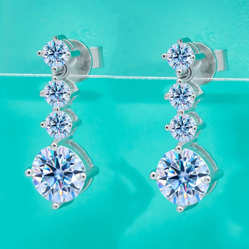 1pc 1.3Carat Exquisitely Crafted Sterling 925 Silvery Dangle Earrings Adorned with Sparkling Moissanite. Boasting An Elegant Vocation Style, They Make A Delightful and Thoughtful Gift for Women