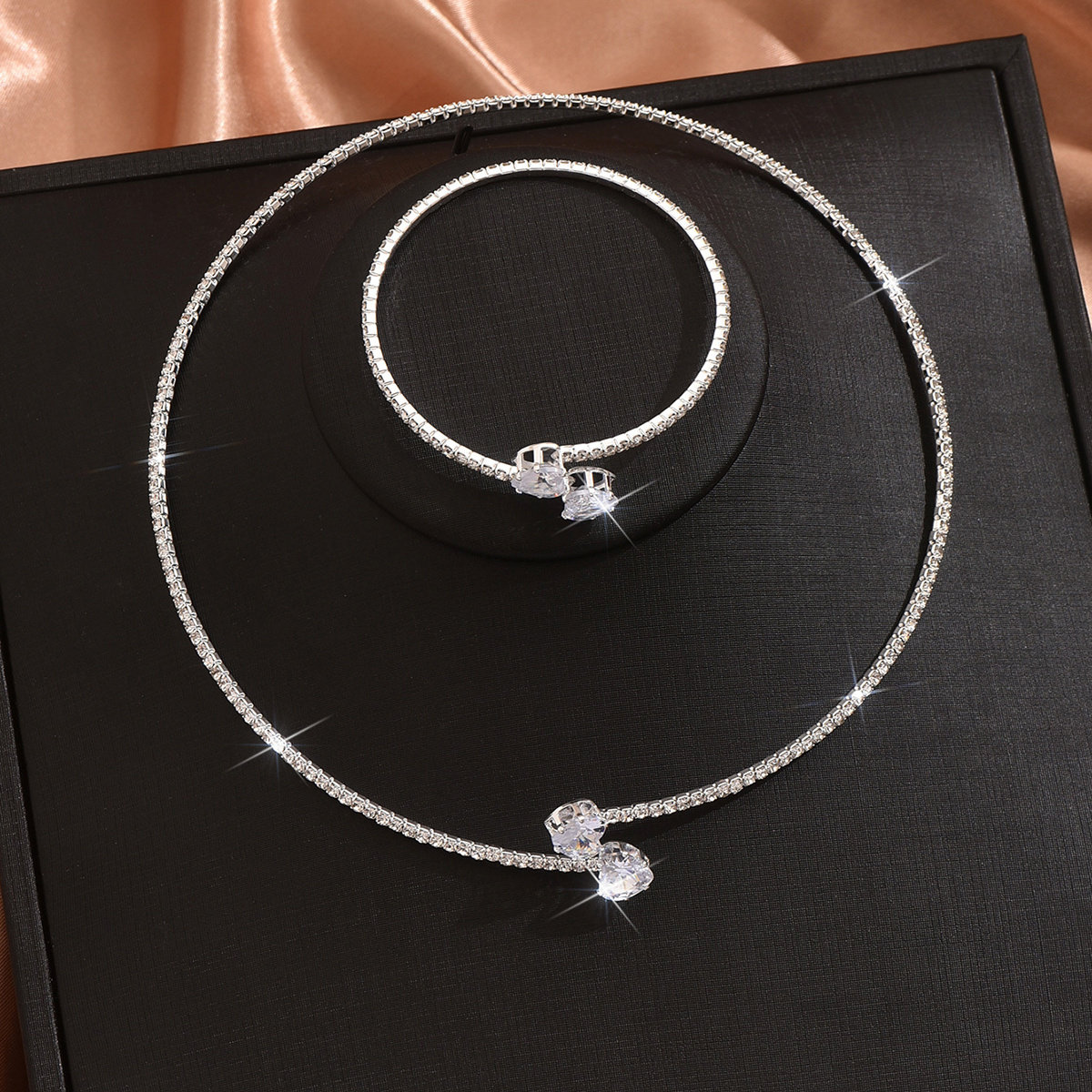 E-shop Dieser elegante Damenanzug besteht aus einem 2-teiligen Set, das mit leuchtenden künstlichen Zirkonia verziert ist, einschließlich Armbands und