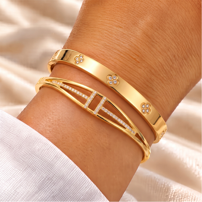 Lucky Clover 2pcs Bangle Set with Clover Accents