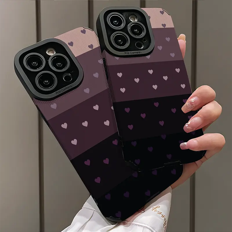 Foto de Funda con diseño de corazones morados.