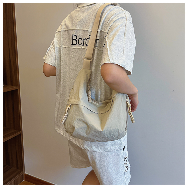 Borsa hobo in tela con nappe e tracolla larga regolabile_voghion.com