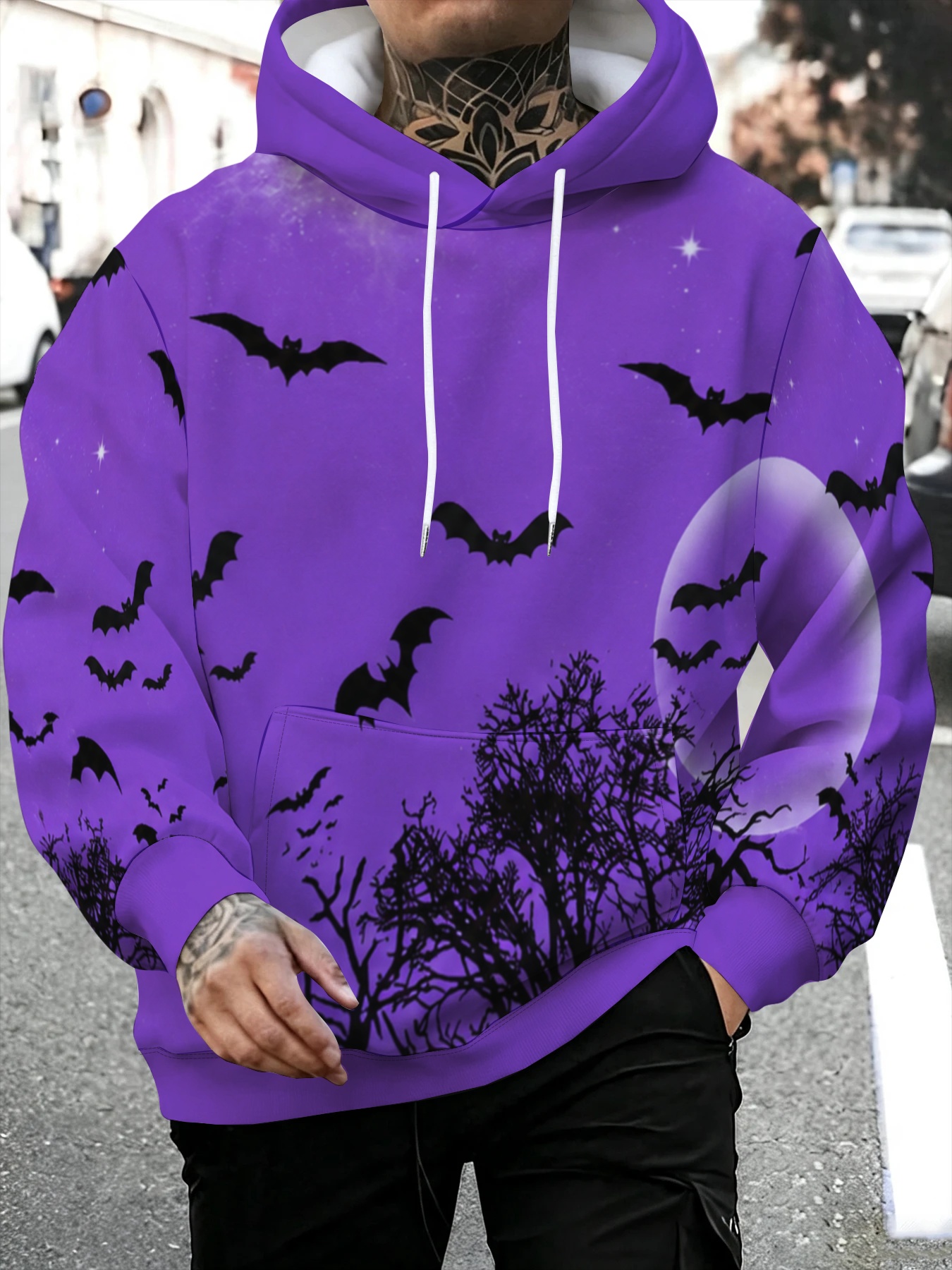 photo de l'article sweat à capuche pour homme sur le thème dhalloween, base violette avec chauve-souris, arbre nu et motif de nuit éclairée par  , pull décontracté, haut   et confortable pour une utilisation   en extérieur