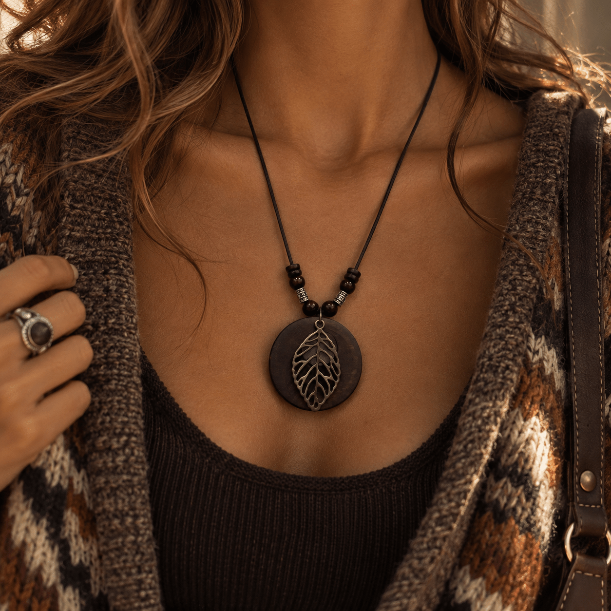 TEMU 1 pièce Collier long polyvalent bohème vintage pour femme avec pendentif circulaire en bois et feuille ajourée, convient pour , les vacances et