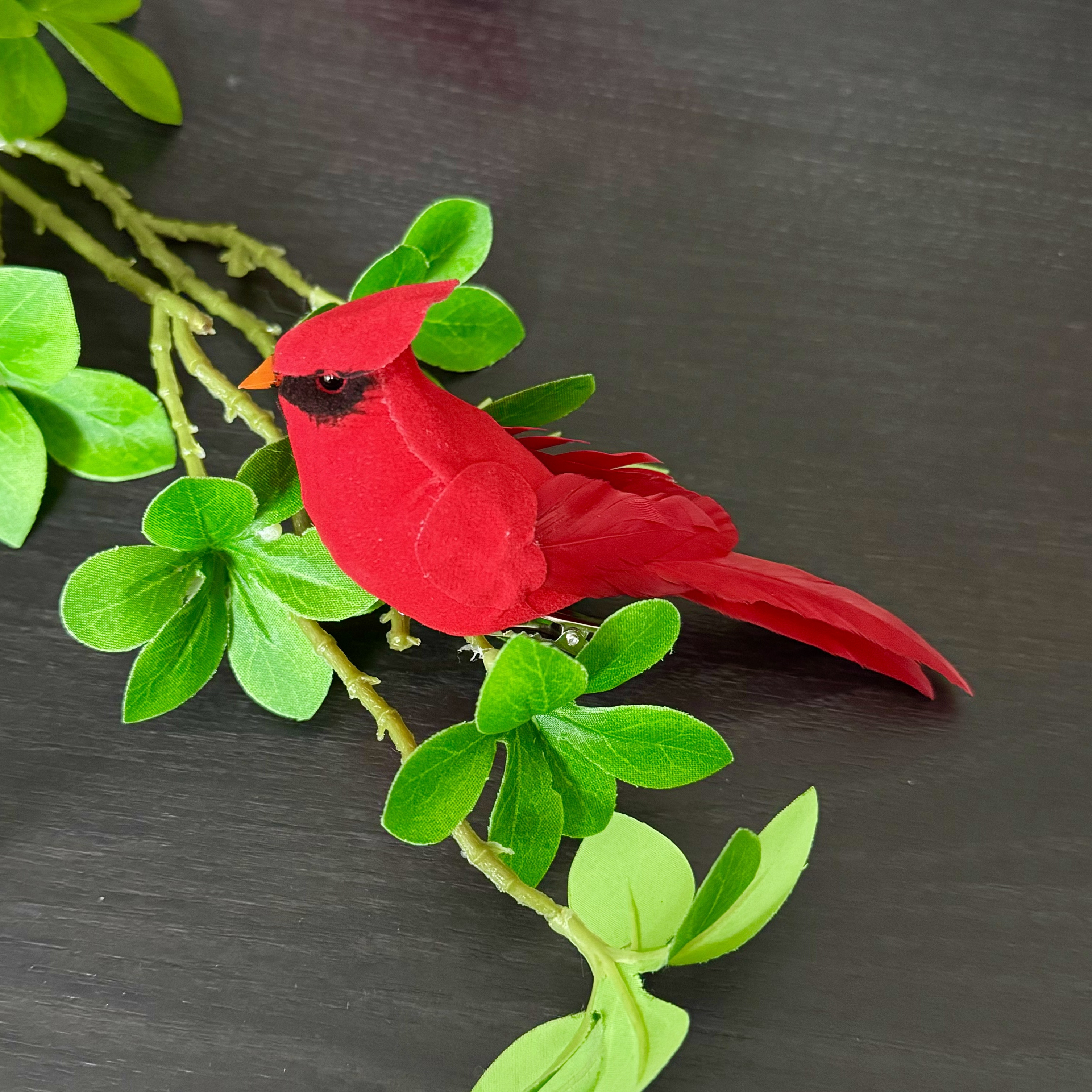 3 piezas Pájaros Cardenales Rojos Artificiales de Aspecto Realista - Adornos Colgantes de Poliuretano Vibrantes para Decoración de Hogar y Jardín, Diseño de Plumas Realistas, Perfectos para Decoraciones de Habitación y Fiestas