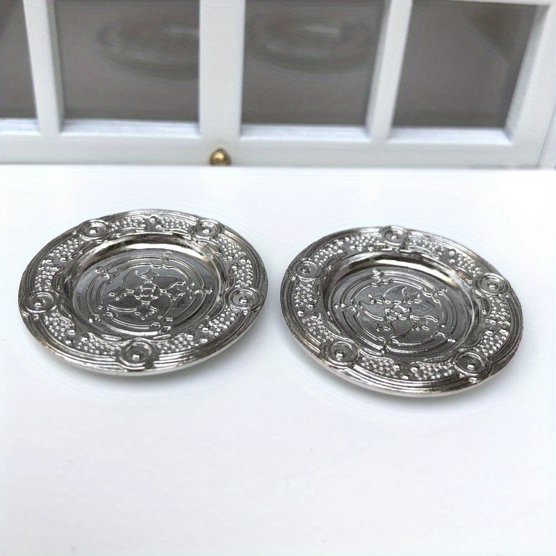 

A Pair Of Plates In A Dollhouse, Miniature Model Toy Restaurant Scene Accessories With Carved Plates