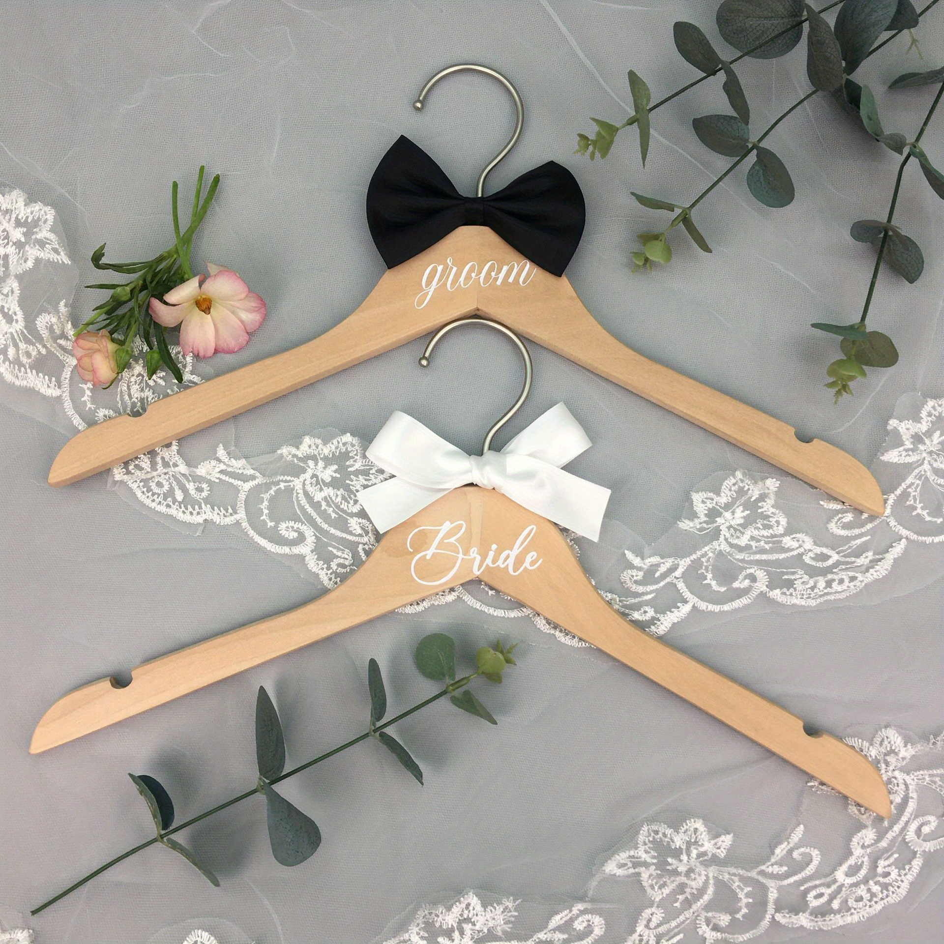 E-shop 2 Stück/1 Set Holz-Kleiderbügel für Hochzeitskleider, Anzug- und Rockbügel mit Bändern für Braut und Bräutigam, sehr geeignet für