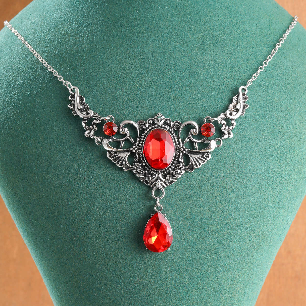 E-shop Kreatives Vintage Pflanzenblatt-förmiges geschnitztes Böhmisches Muster Design Tropfenförmiges Edelstein Accessoire Damen Anhänger Halskette