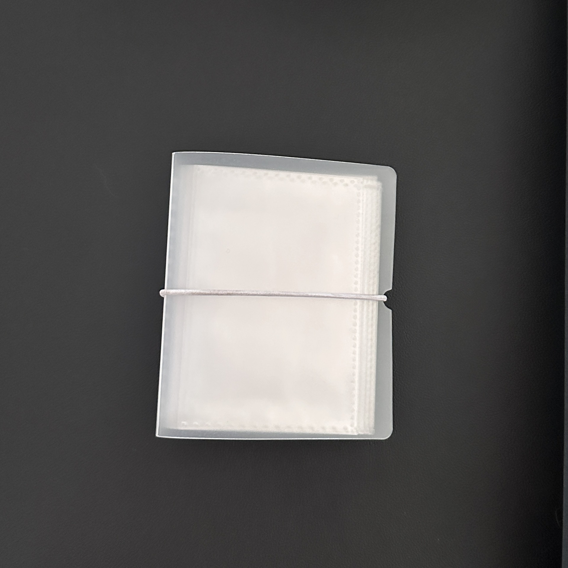 E-shop 40-Seiten 3-Zoll Transparentes Mattiertes Fotoalbum mit Elastischem Verschluss - Langlebiges Kunststoff-Sammelalbum für Fotos, Postkarten,