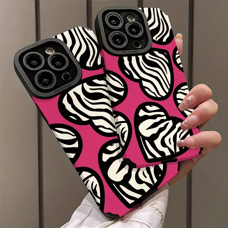 Foto de Funda con diseño de patrón de corazón rayado.