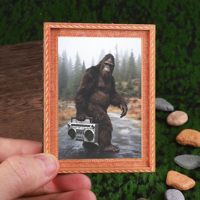 TEMU 1pc Mini Photo Frame Shaped Item, Featuring Holding A Vintage Radio, Combining Traditional Sighting Photos With Iconic Items Of Urban Hip-, A