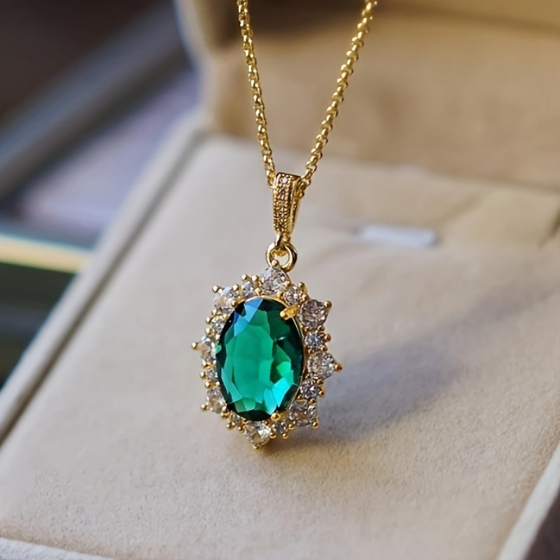 E-shop Damenschmuck – Elegante Halskette mit grünem synthetischem Smaragd-Anhänger in Goldfassung, KC vergoldete Kette für & festliche Anlässe,
