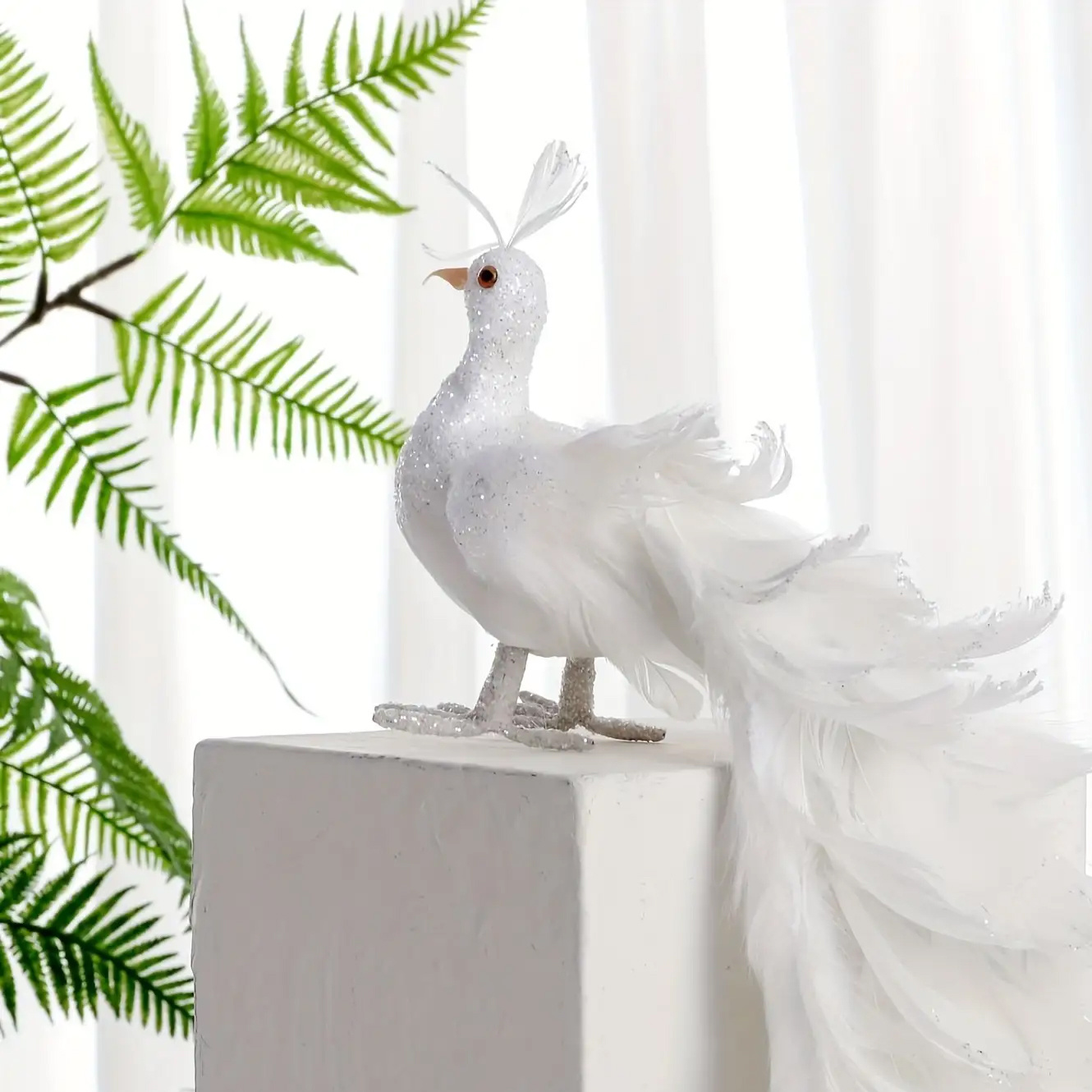 TEMU Statue Réaliste de Blanc - Corps en Mousse Légère et Plumes Artificielles, Décoration Mariage/Noël/ à Poser pour Extérieur ou Fête, Sculpture