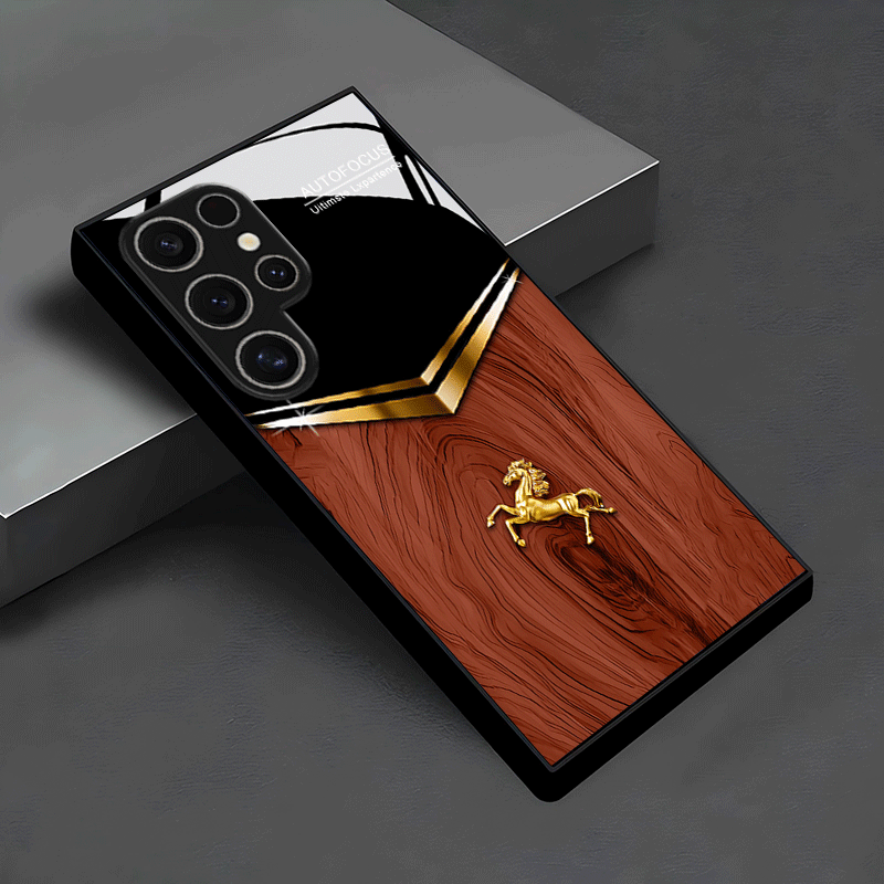 E-shop Handyhülle - Ein Glas-Handyhülledesign mit einem goldenen Pferdemuster auf einer braunen Textur, kompatibel mit verschiedenen Samsung Galaxy