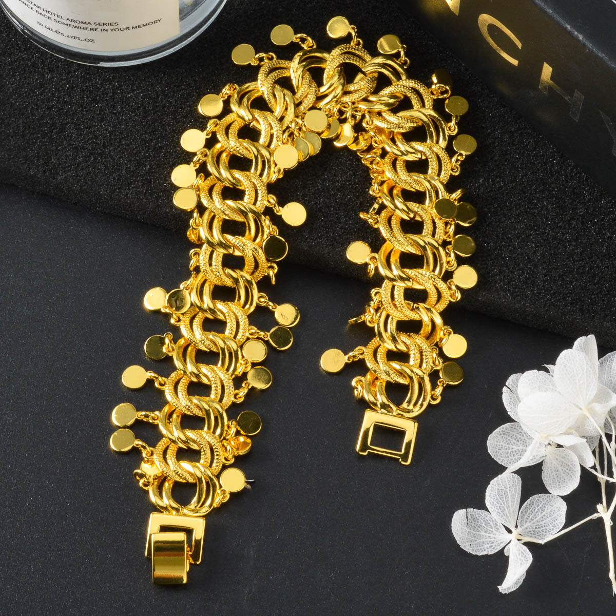 1pc Retro Exquisite Hollow Round Tag Pendant Women's Bracelet