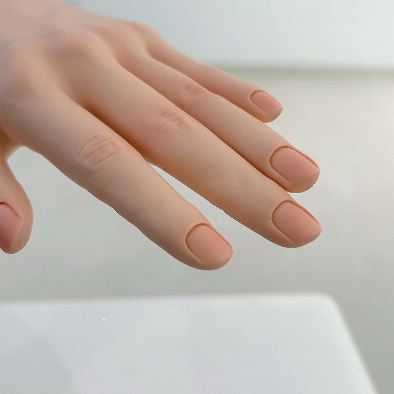 flexible plastic finger model for practicing nail art featuring a soft adjustable design that simulates skin for manicure training Product details 2