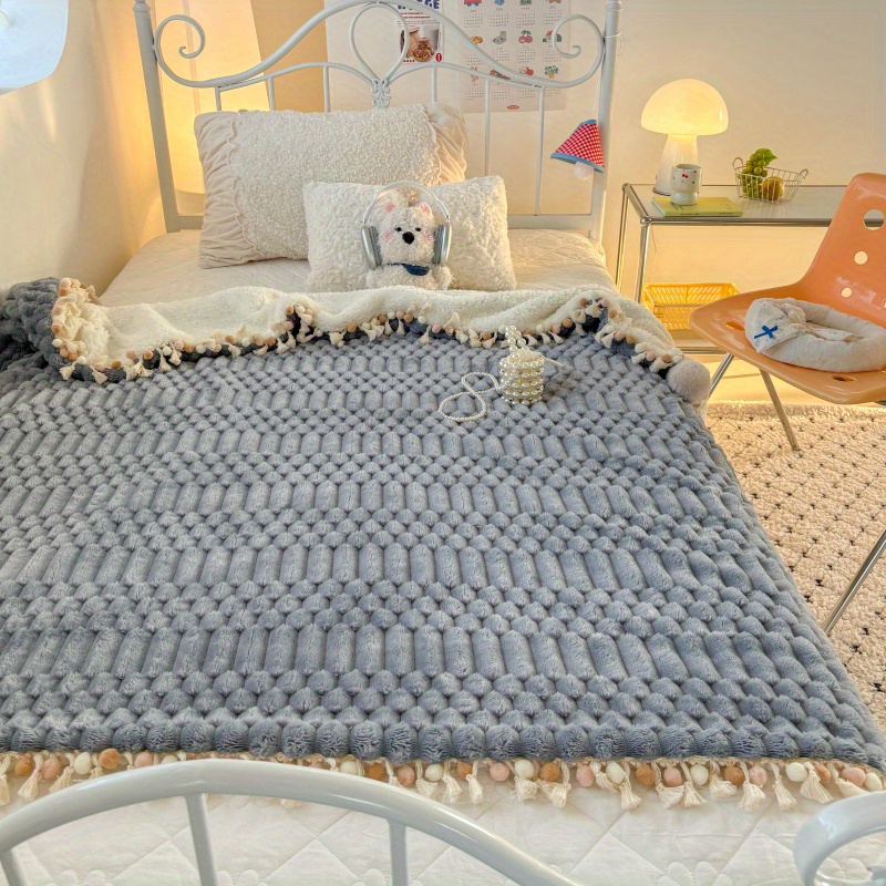 A Double-Sided Blanket That Is Comfortable And Easy to Clean, Machine Washable, with a Soft And Skin-Friendly Texture, Perfect for Creating a Cozy Home Atmosphere And an Essential Item for Lazy Days at Home