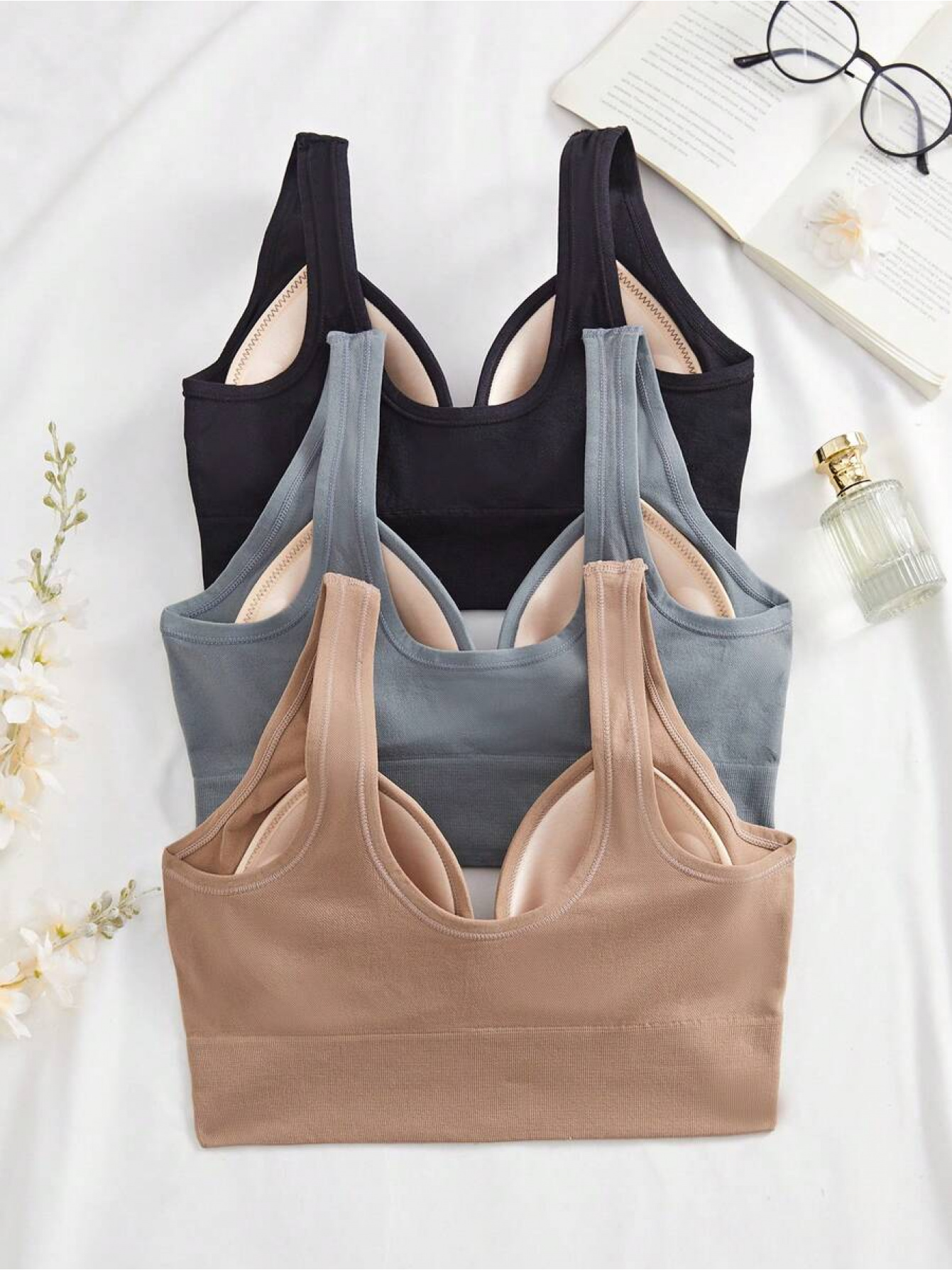 gambar barang 3 helai bra wanita   solid cawan tetap mudah dan   tanpa jahitan, tanpa dawai, pad    , cawan satu  , bra, bra sukan, seluar dalam