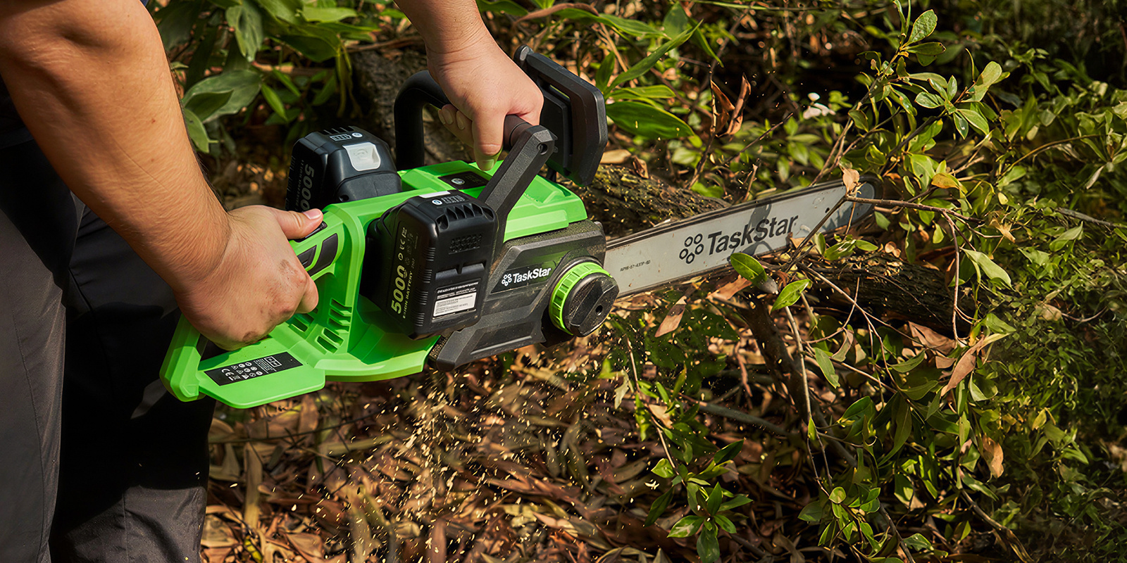  40 inch cordless chainsaw brushless large electric chainsaw with 2pcs 5 0ah batteries 2pcs tool tension auto oiling for tree trimming wood cutting Product details 2