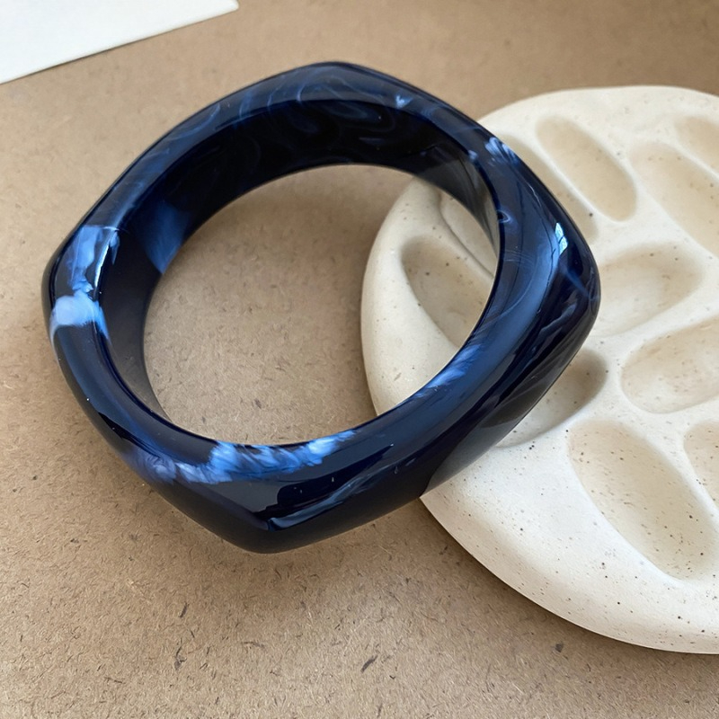 TEMU A Fashionable Minimalist Style Versatile Resin Gradient Square Bracelet