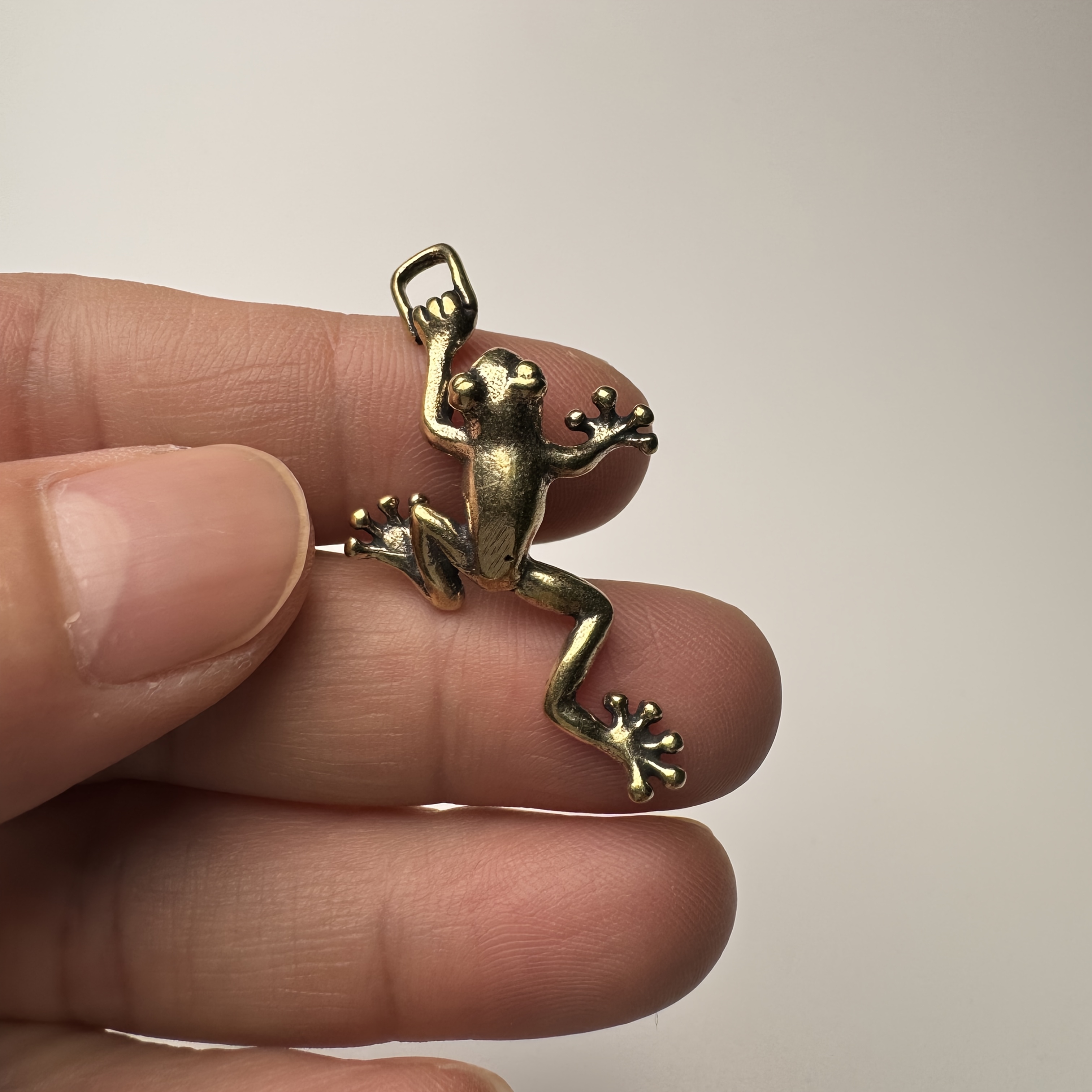 1pc Creative Sculpture, Handmade Frog Figurine, Home, Office, Coffee Shop Decoration Art - Ideal For Bookshelf, Living Room, Creative Desktop Display, Perfect For , Best Gift