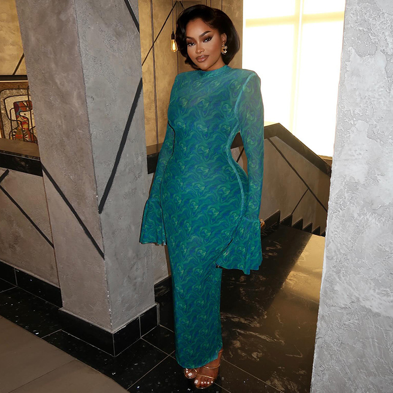 A Retro And Elegant Women'S Dress with a Fit, Round-Neck, Long-Sleeved, Loose And Comfortable Style