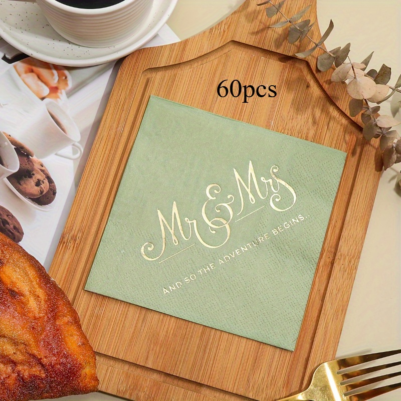 E-shop 60 elegante Salbeigrüne Doppellagen-Servietten mit goldenbedrucktem 'Mr. und Mrs.'-Design - Maße: 24,99 x 24,99 cm, für Hochzeiten, Geburtstage,